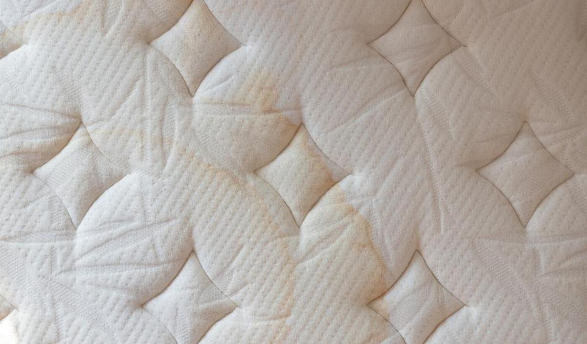 Matelas très sale avec taches jaunes de sueur et saletés avant nettoyage professionnel