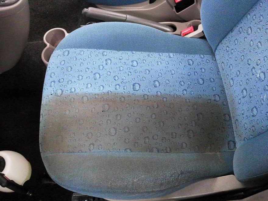 Sièges de voiture en tissu très sales avec taches de nourriture et odeurs avant nettoyage