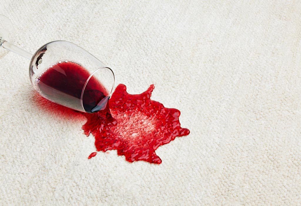 Tapis berbère très sale avec taches de vin rouge et boue incrustée avant nettoyage