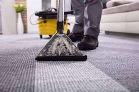Machine professionnelle nettoyant une moquette mur à mur à Rabat